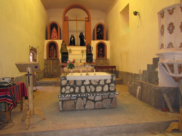 Ein Foto vom neuen Altar, er ist aus Kalkstein und weißen Steinen gefertigt darauf soll eine Marmorplatte kommen