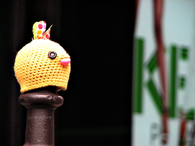 yarn bombing paris crochet julie adore poteau jaune kenzo oiseau tricot knit