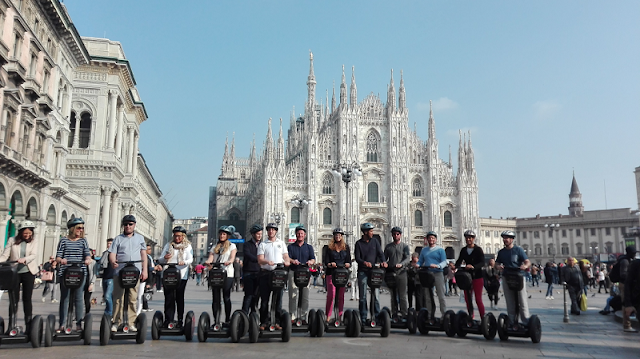 Grupo fazendo tour de Segway na Piazza del Duomo