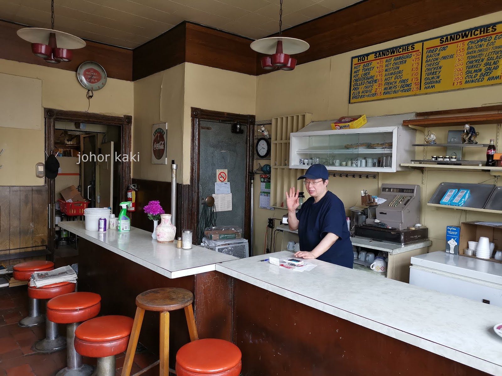 The Cheapest Restaurant in Toronto 💵 Gale's Snack Bar Tony Johor Kaki