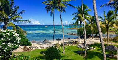 Plage en Martinique  du Cap Est faisnt face à un complexe hotelier.