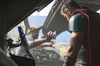 Thor: Ragnarok Taika Waititi and Chris Hemsworth Set Photo 4 (88)