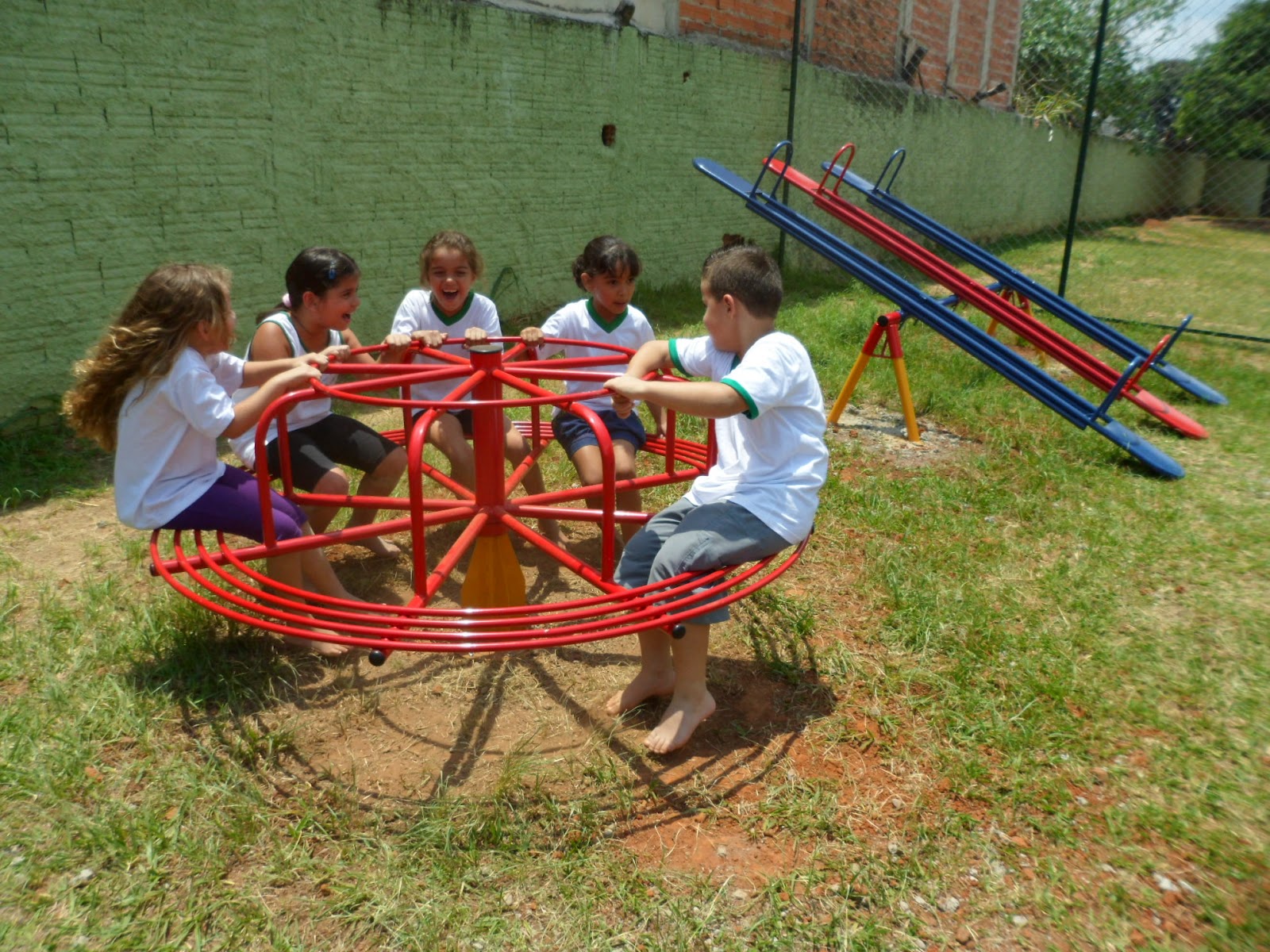 EE PROFESSOR JOSÉ BENEDITO GONÇALVES: PARQUINHO INFANTIL