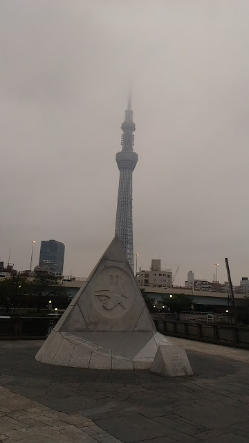 La Tokyo Sky Tree en arrière plan avec le sommet caché par les nuages