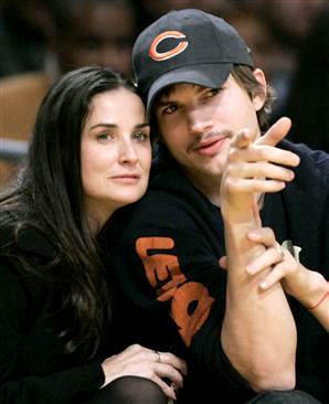 Demi Moore y Ashton Kutcher Foto de Demi Moore sentada acompañada de Ashton Kutcher