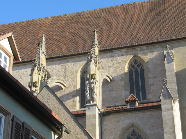 Sankt Jakobskirche in Rothenburg ob der Tauber von der Seite