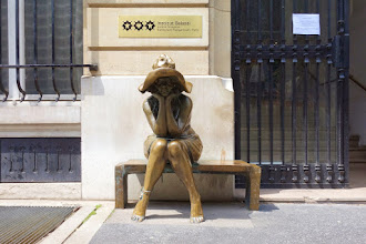 Paris : Sous le chapeau, une sculpture d'Andras Lapis - Institut Hongrois - VIème