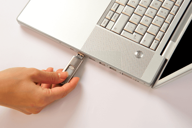 هل تحتاج حقا إلى إخراج محرك أقراص USB بشكل امن وصحيح قبل سحبه من جهازك؟