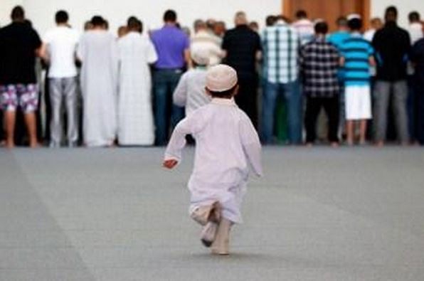 4 Keutamaan yang Kamu Dapatkan Saat Berjalan ke Masjid pada Waktu Shubuh dan Isya