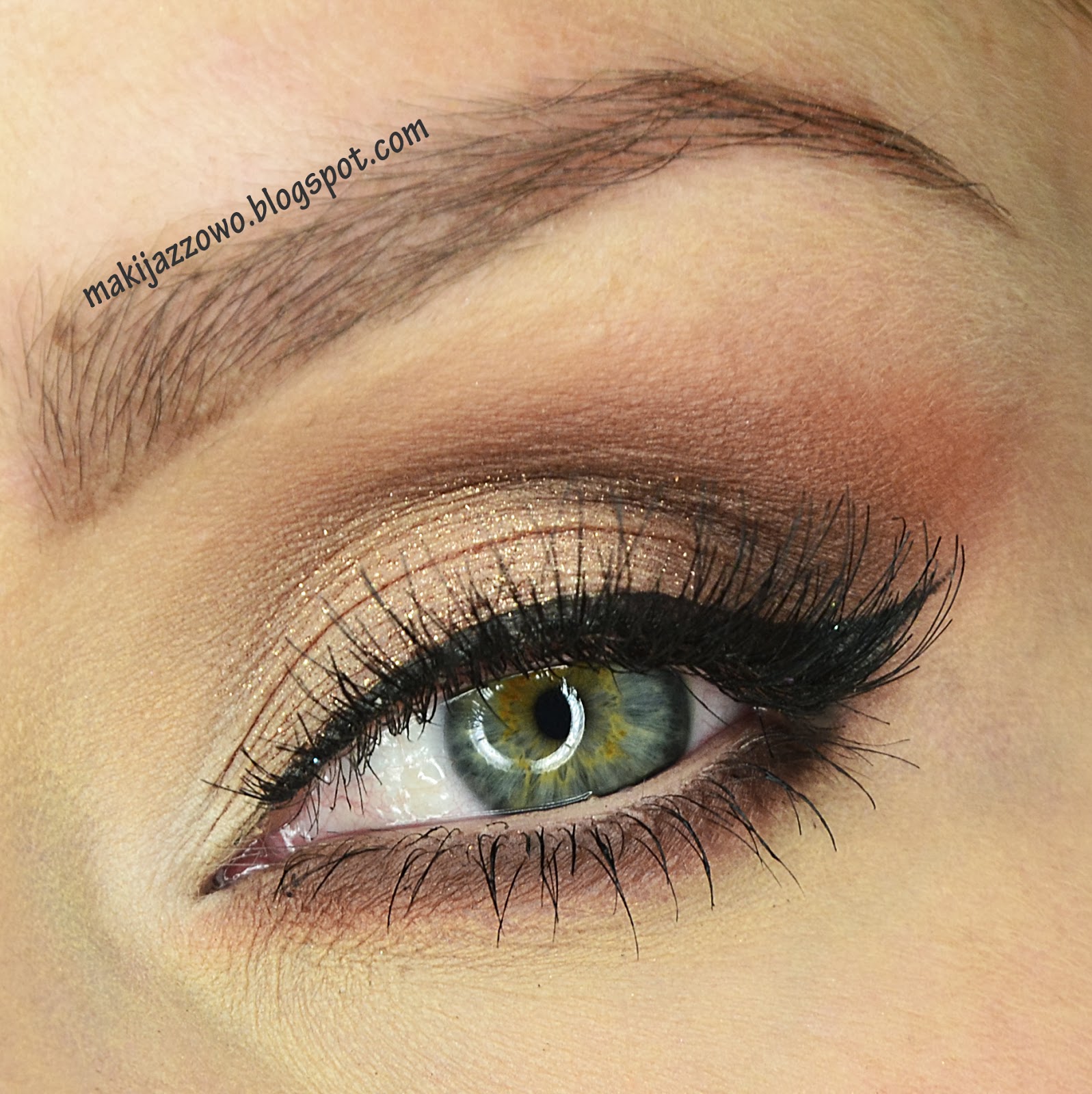 макияж для зеленых глаз. красивый макияж для зеленых глаз со стрелками. макияж со стрелкой и тенями растушеванная. макияж со стрелками для зеленых глаз. макияж со стрелками для зеленых глаз.