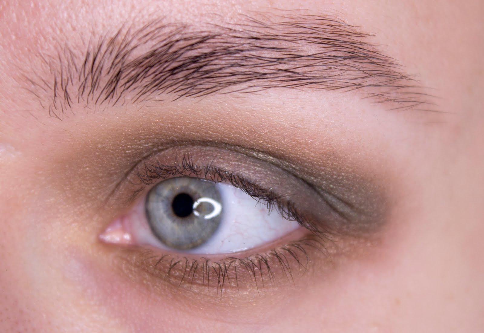 Светлая тень. Макияж с акцентом на нижнем веке. Коричневый карандаш для карих глаз. Макияж век тенями. Белая подводка нижнего века.