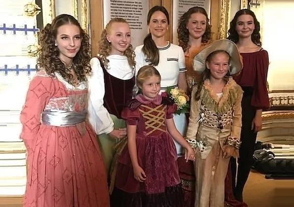 Princess Estelle who loves dancing is attending the prestigious dance school Base23 in Östermalm. Lk Bennett Susanna dress