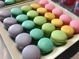 Bella is baking: Rainbow macarons for Caroline