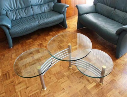 Couchtisch-mit-drehbaren-glasplatten-und-ohne-Ablagen-in-einem-eleganten-Design-für-moderne-Wohnzimmer-Tisch-Gestaltungsideen