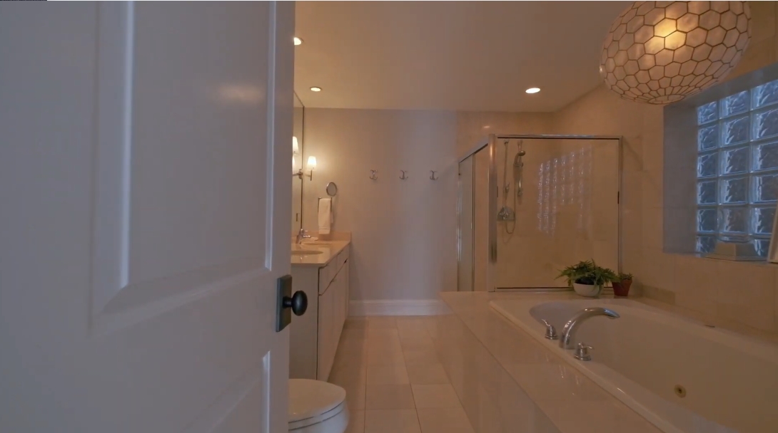 Tour 1613 W Erie St vs. 11 Interior Design Photos