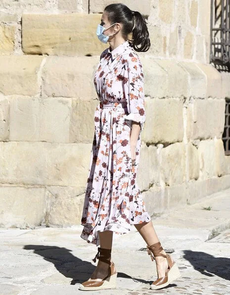 Queen Letizia wore Hugo Boss Kalocca floral print summer shirt dress and Queen Letizia wore an Uterque tied leather wedges