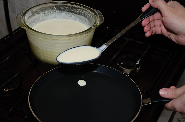 Как налить тесто для блинов на сковороду