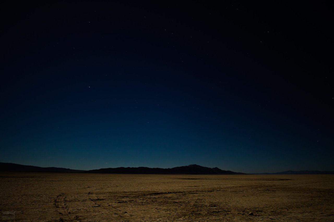 Звездное небо в пустыне. Ярданги, дюны, барханы. Ночное небо в пустыне. Пустыня гоби ночью. Пустыня ночью.
