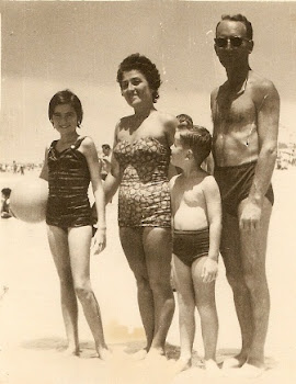 המשפחה בחוף בת-ים