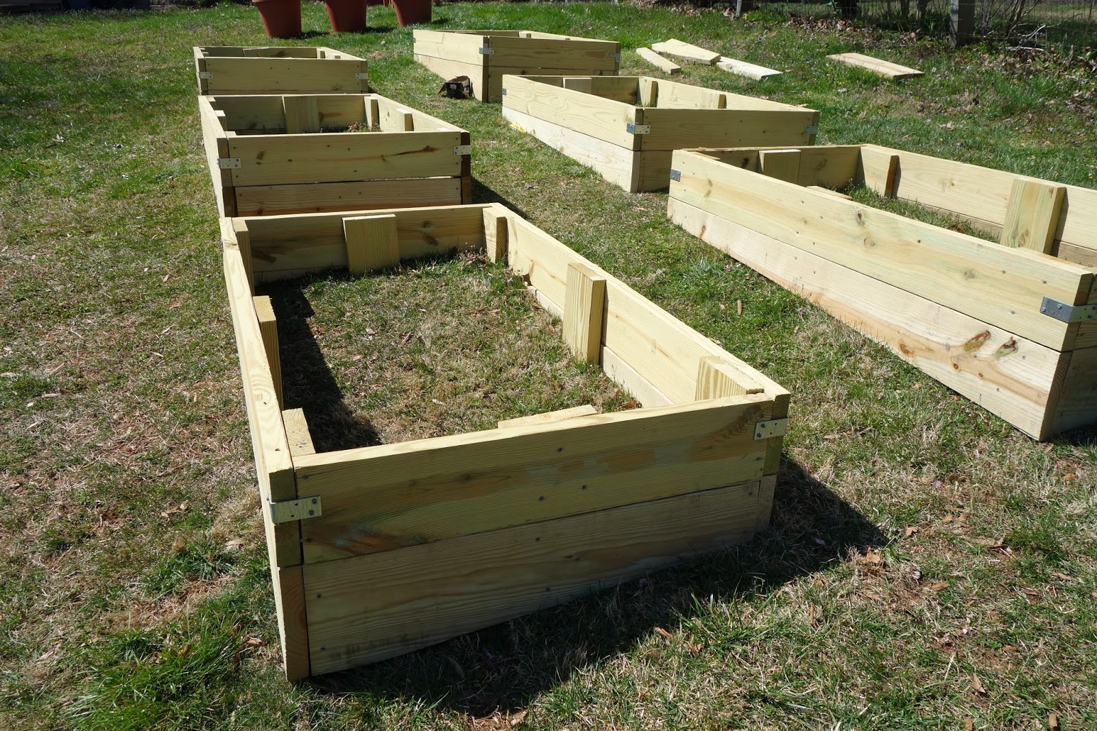 rustyfarmhouse: DIY - Leveled Garden Boxes