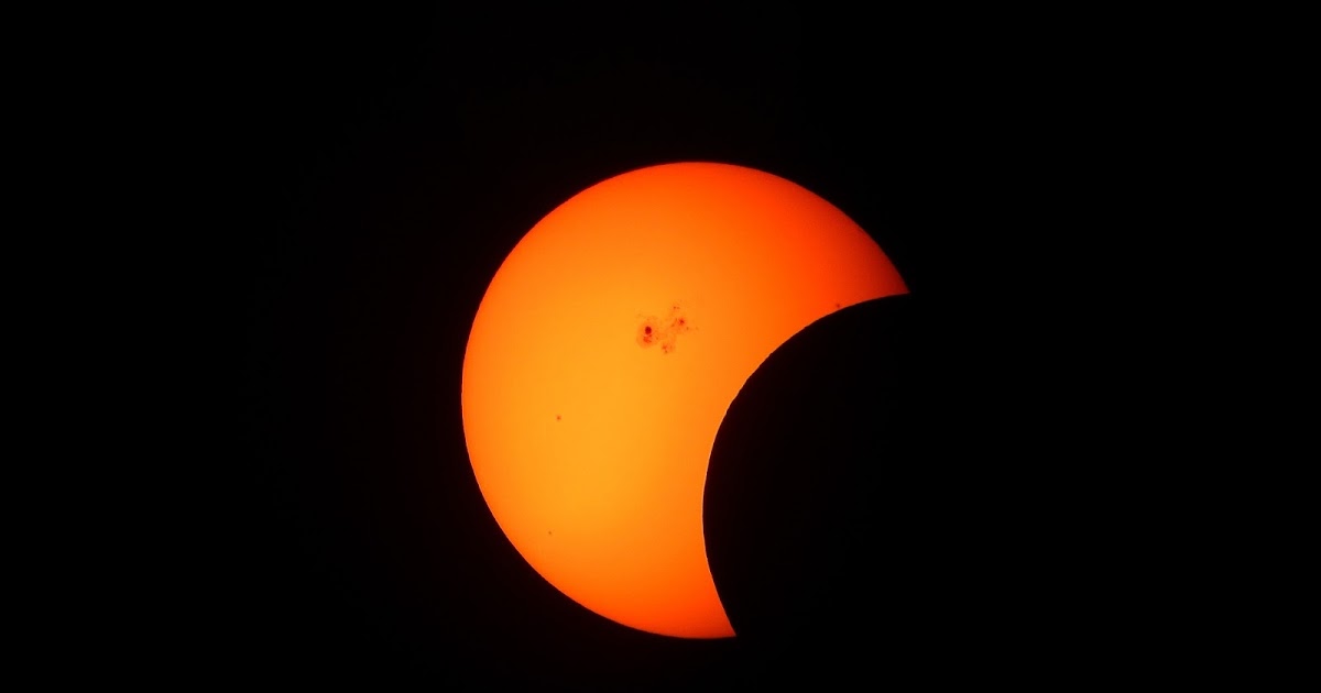Какое завтра затмение. Солнечное затмение 2022. Солнечное затмение 2022 в Крыму. Солнечный диск затмение. Черный диск солнца.