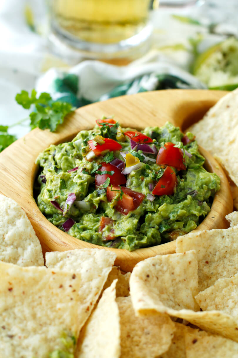 If you're planning on Mexican for dinner, you've got to try this easy guacamole recipe! It takes no time to throw together and will turn your boring taco night into a fiesta! #guacamole #appetizer