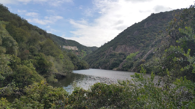 Las laderas abruptas creadas por el valle del Río Bembézar crean escenarios de gran belleza en el sendero .