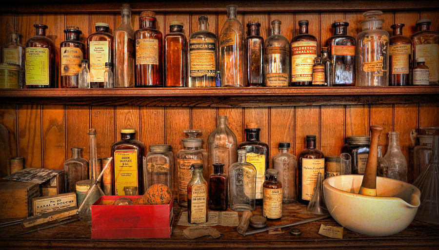 Лекарства древности. Старинные лекарства. Старинная аптека. Полки с ядами. Средневековая аптека.