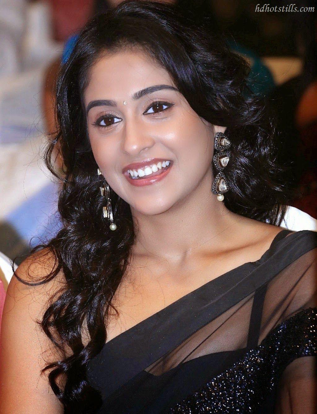 regina-cassandra-hot-cleavage+%282%29.jp