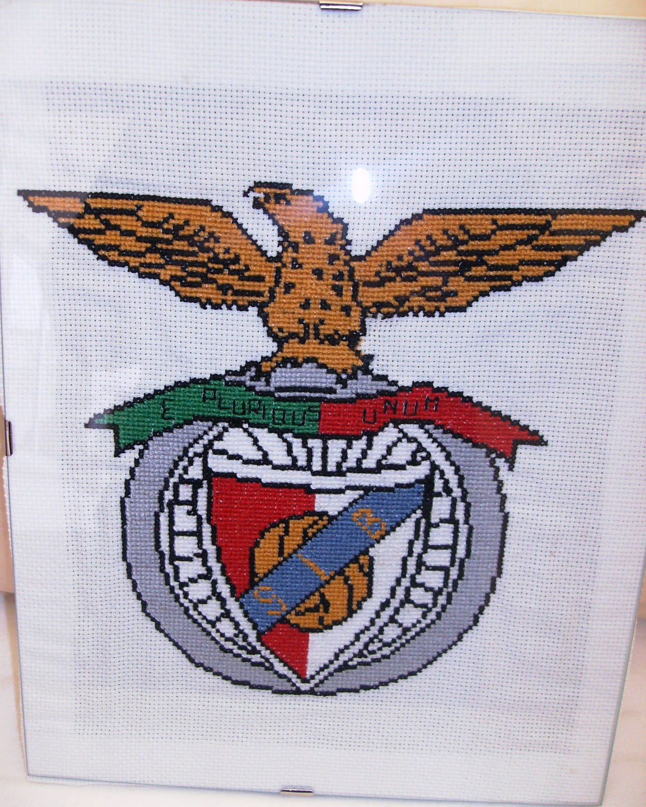Arte cruzada - os meus bordados em ponto cruz: Quadro "Benfica"