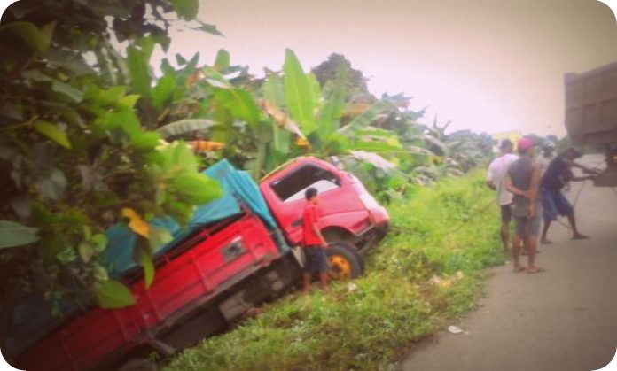 Bayangan Manusia Sebabkan Truk Merah di Sorong Masuk Parit - #PapuaUS - Papua Untuk Semua ...