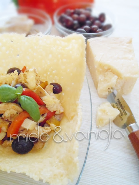 cestini in crosta di parmigiano reggiano con insalata di pollo peperoni e olive taggiasche  #prchef2015