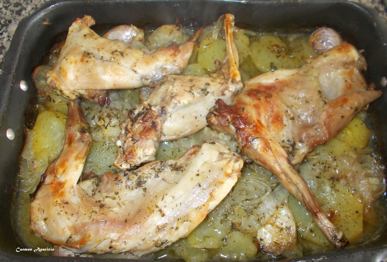 Mirando los detalles: Conejo con patatas al horno