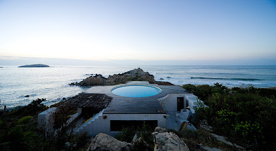 Дом с бассейном на побережье