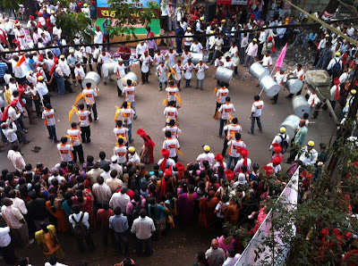 Lejhim-and-dhol-played-by-the-Shraddhavans-to-welcome-Bapu