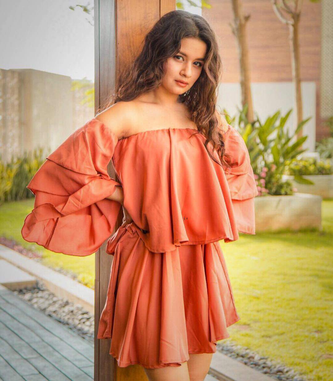 Actress Avneet Kaur HD Photos and Wallpapers 2018