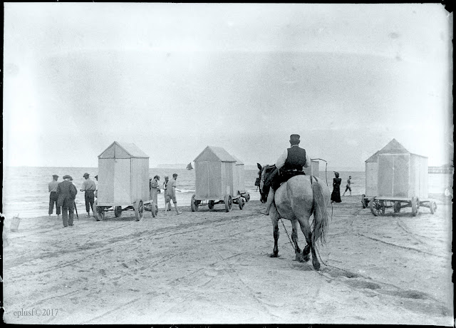 Les cabines de Deauville 1900 (circa) Normandie plage mer mode