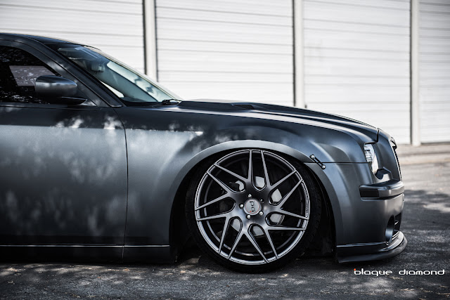 2010 Chrysler 300 with Staggered 22 Inch BD-3’s in Graphite - Blaque Diamond Wheels
