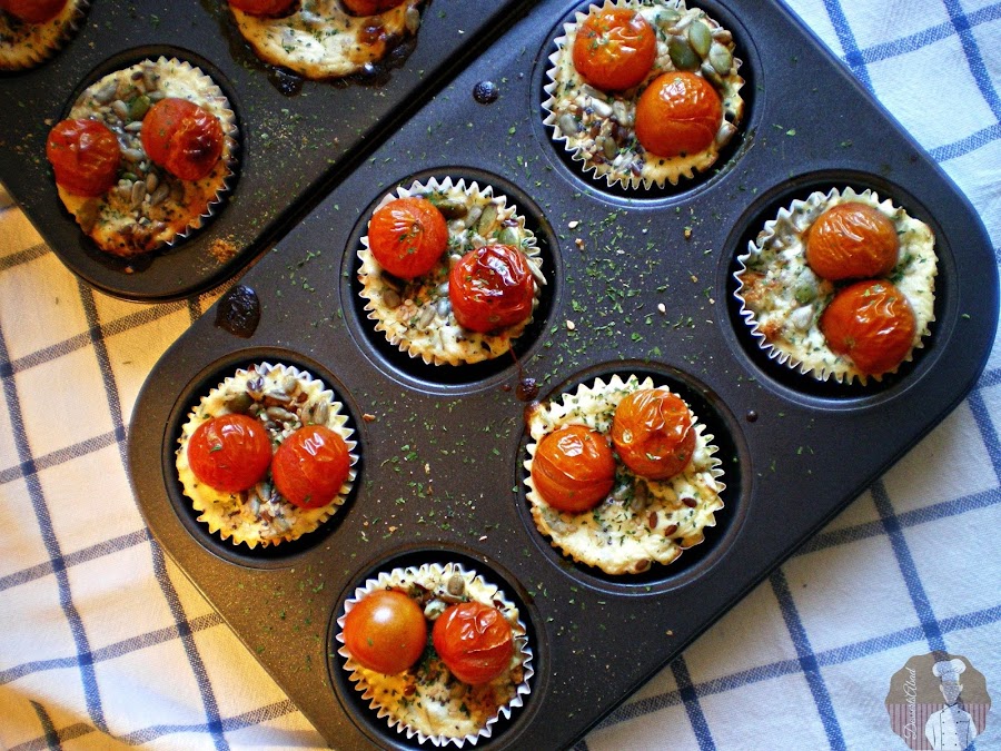 Muffins de pan integral, queso y tomate