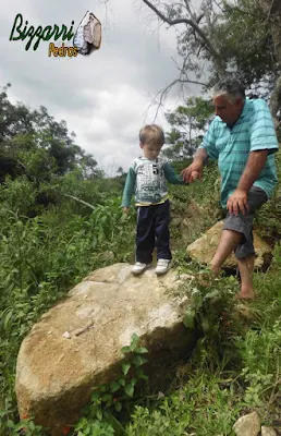 Bizzarri, com seu neto João, fazendo o que mais gosta, garimpando pedras para construções com pedras. Na foto garimpando pedras ornamentais para o paisagismo com pedras, pedras para jardim, pedras para lago de carpas, pedras para caminho, pedras para banco, etc. Adoro garimpar essas pedras pois já imagino as pedras em cada tipo de trabalho com pedras que vou executar.