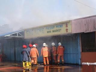 Kedai runcit hangus dalam kebakaran