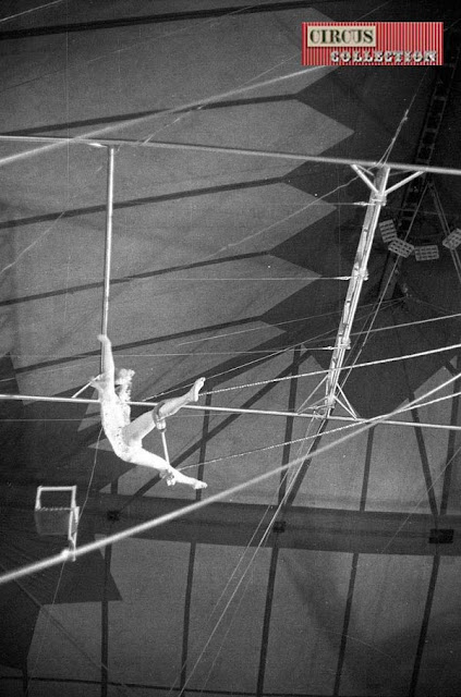 Miss Isabella (Nock) intrépide et sans protection trapèze libre sous la coupole du Cirque National suisse Knie