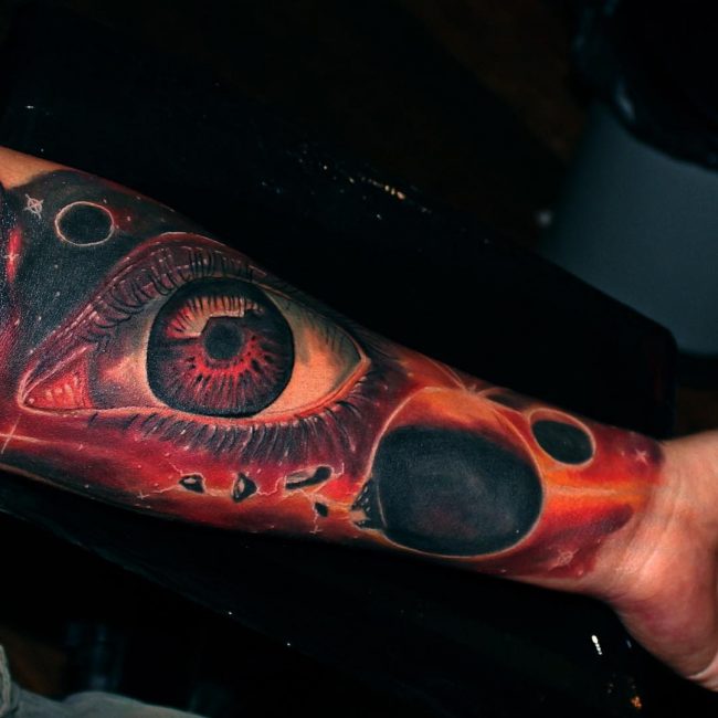 tatuaje espacial de ojo y cosmos