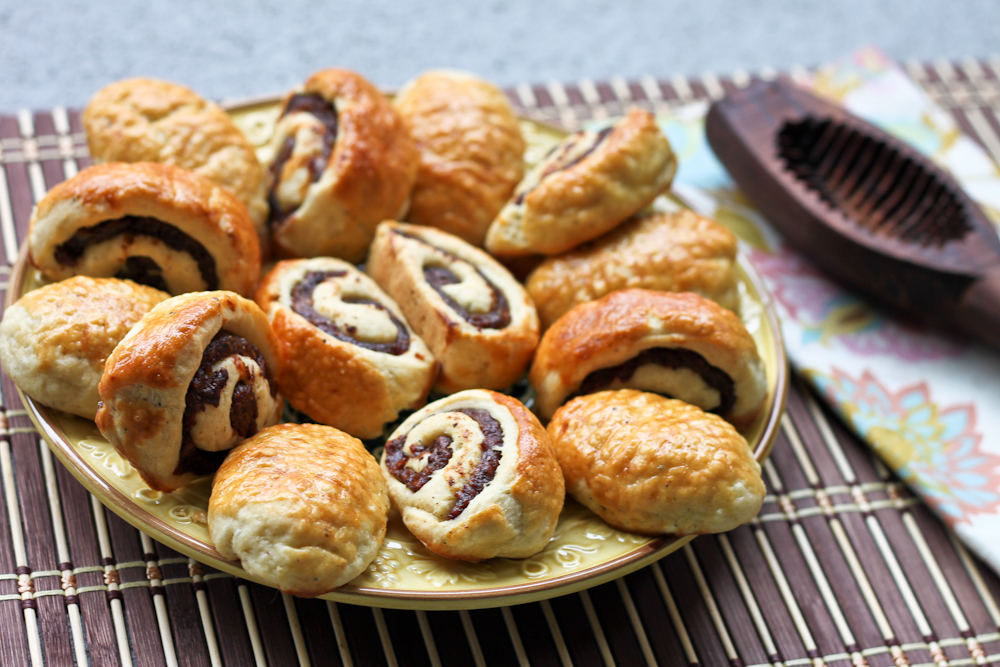 Date or walnutfilled Iraqi cookie (kleicha)