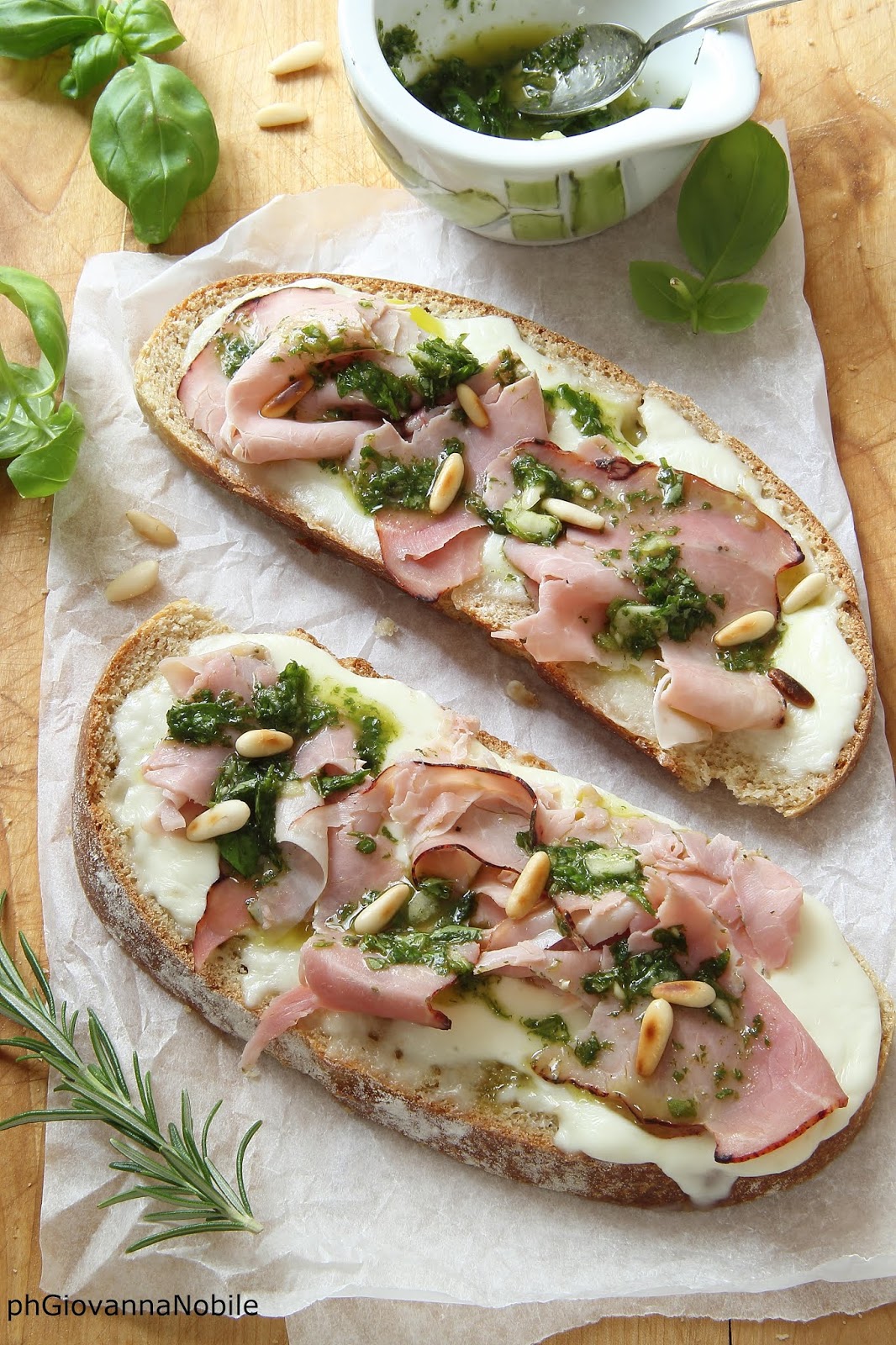 Bruschette di pane integrale con prosciutto cotto al basilico Lenti