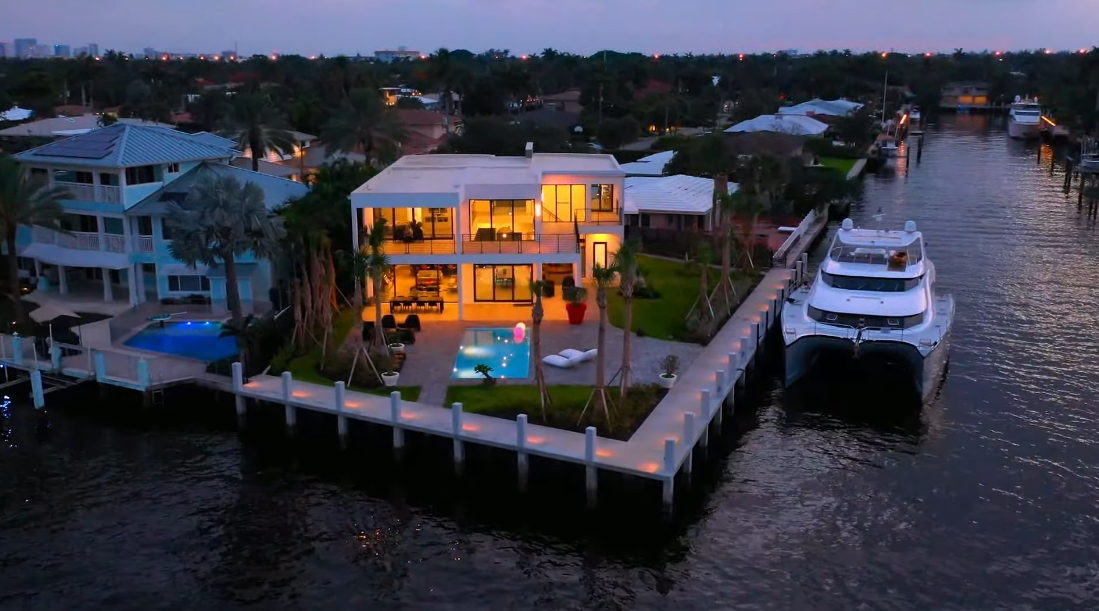 Tour 2900 NE 24th Ct, Fort Lauderdale, FL vs. 39 Interior Design Photos