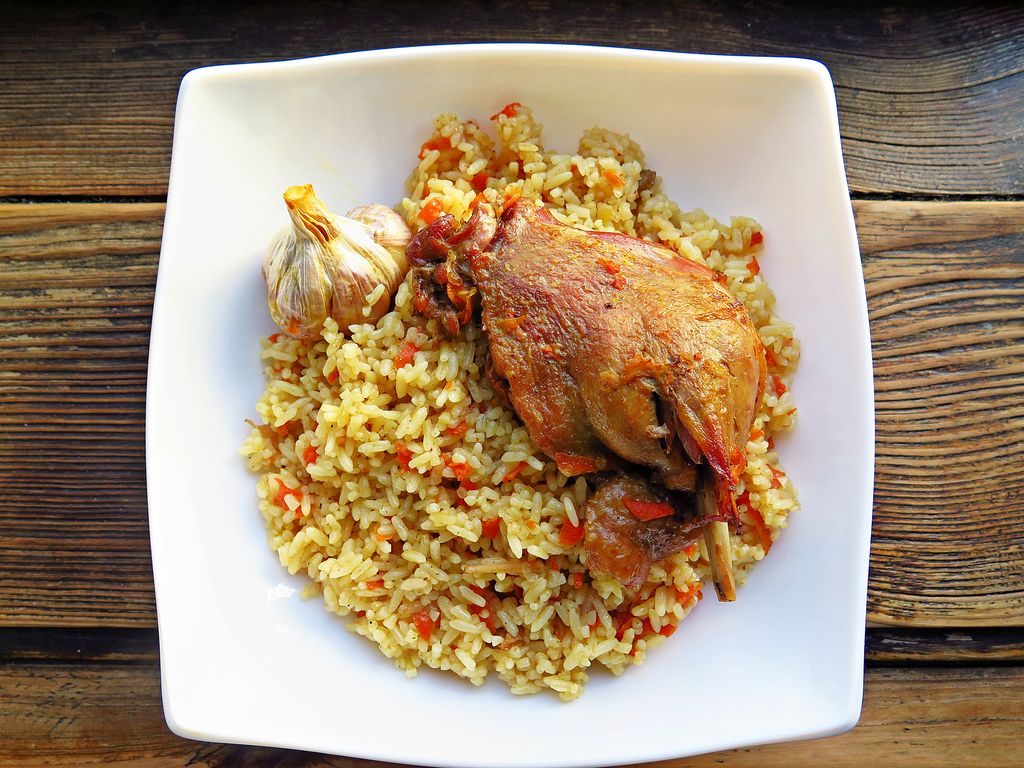 Утка в казане с рисом. Утка в казане с рисом. Картошка с мясом тушеная в сковороде с утки. Утка в казане с рисом. Плов в утятнице с курицей.