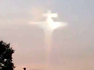 VIDEO:  Εμφανίστηκε σταυρός στον Ουρανό