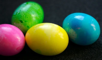 pirhi, kako jih naravno pobarvati, naravne barve za pirhe, velikonočna jajca