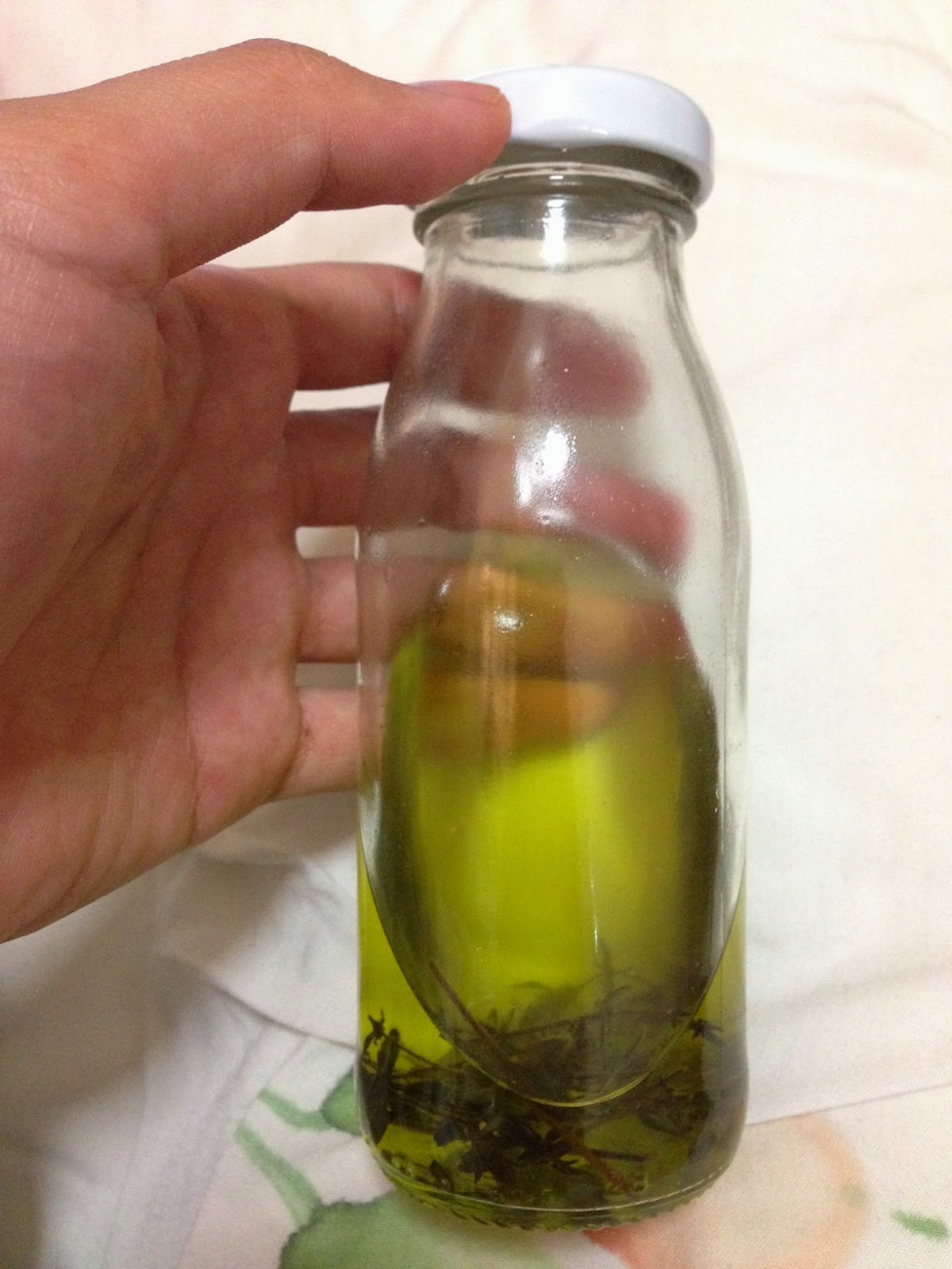 Jessica Evelyn's [DIY] Thyme Oil